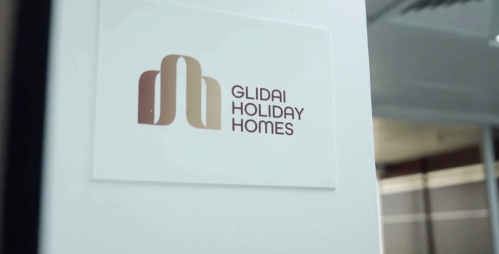 השלט של Glidai Holiday Homes במשרדי החברה בדובאי